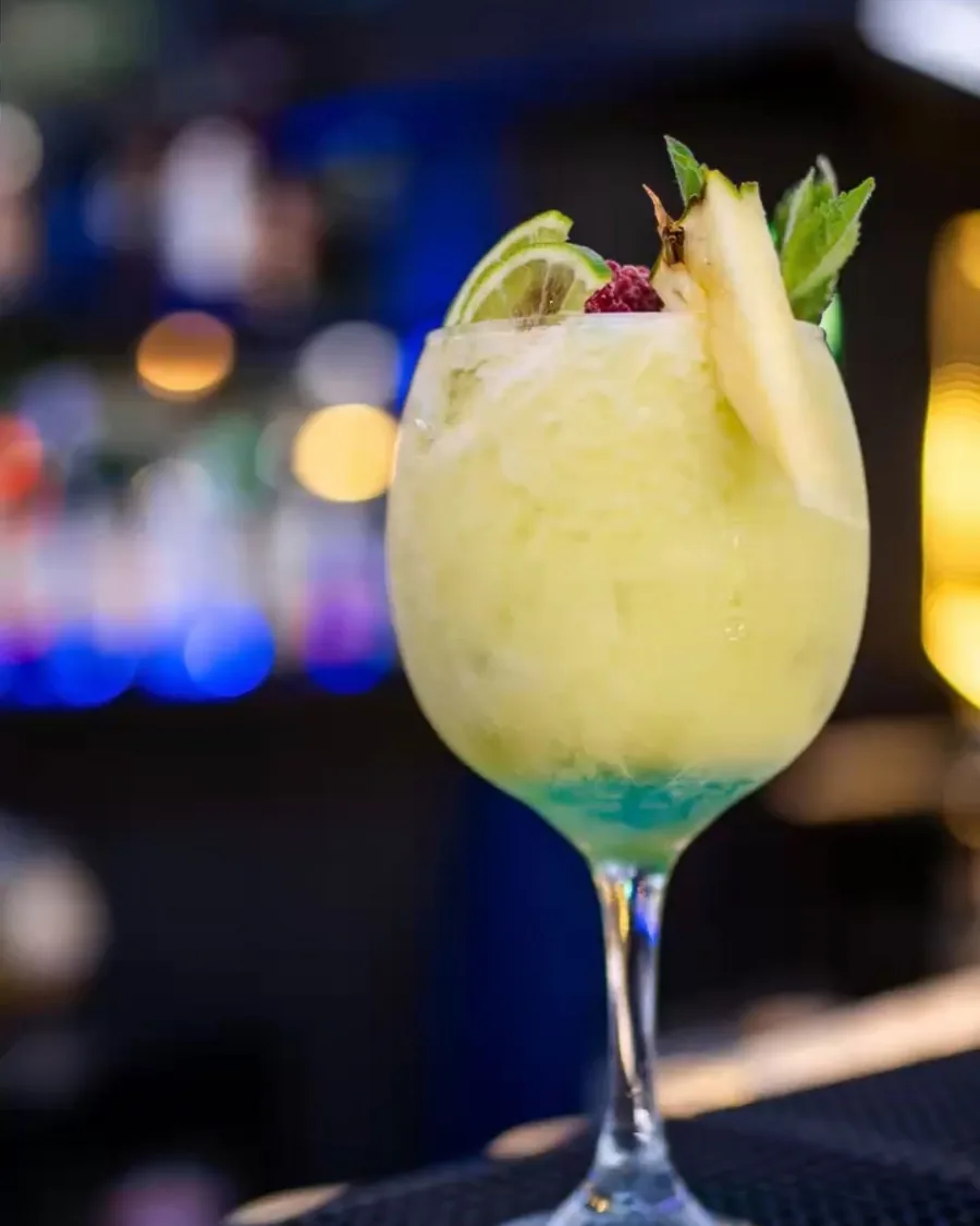 Island Blue: cóctel de autor de Leo Bartender