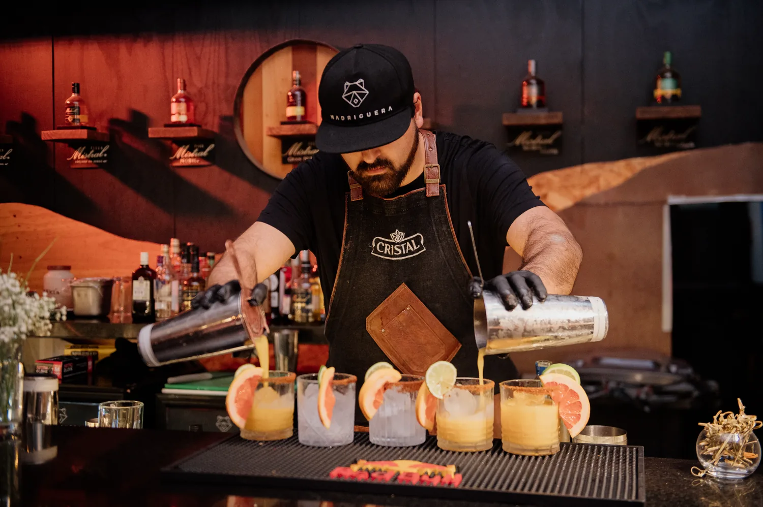 Servicio de barra en volumen: varios cócteles preparados en simultáneo para los invitados